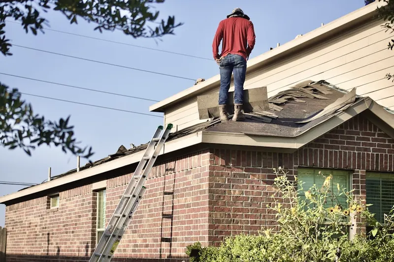 Professional roofer working on a residential roof in Ontelaunee Heights
